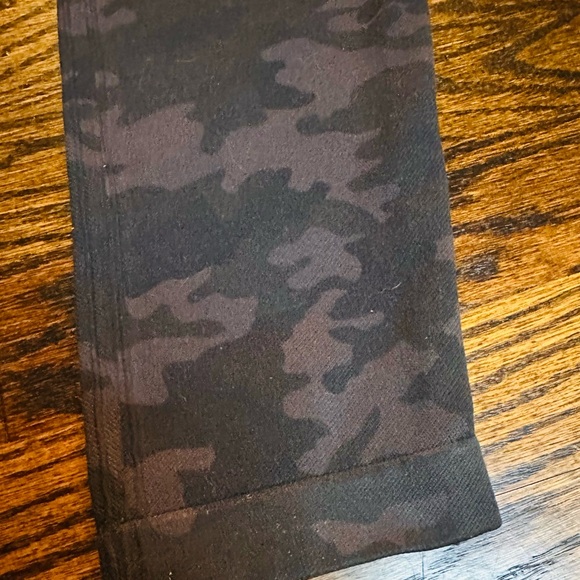 SPANX camouflage high waisted leggings. - Picture 4 of 5